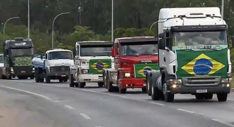 Em Brasília, caminhoneiros se reúnem próximo ao QG do Exército para manifestação