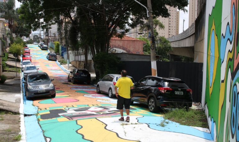 Moradores de São Paulo decoraram rua para a Copa do Mundo