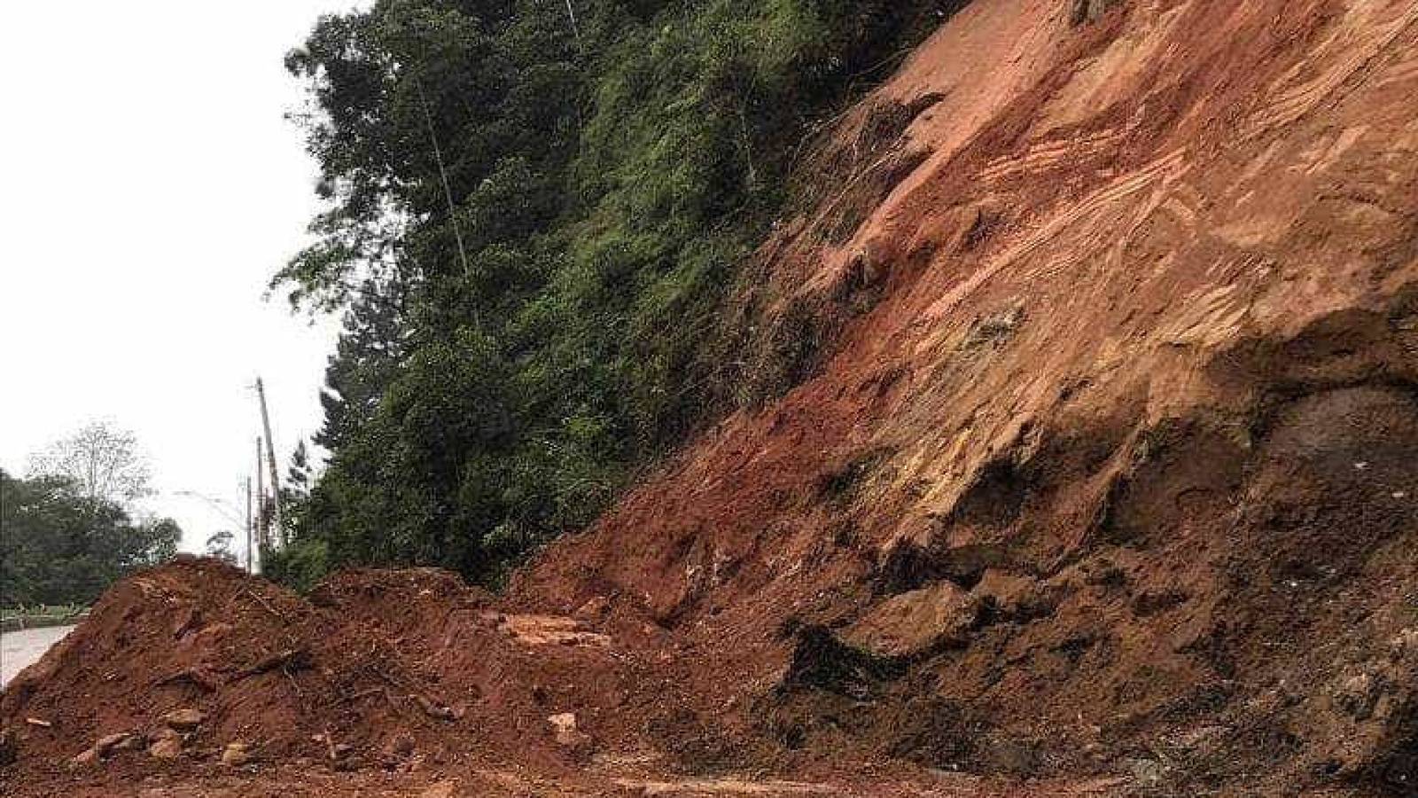 Deslizamento em rodovia no Paraná deixa um morto; carros são soterrados