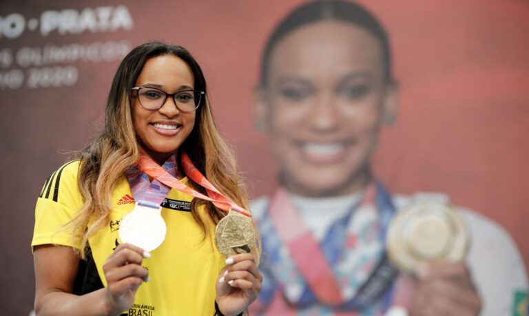 Rebeca Andrade celebra o posto de ginasta mais completa do mundo