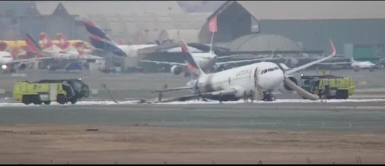 Urgente: Após acidente com voo da LATAM pousos e decolagens estão suspensas Aeroporto Internacional Jorge Chávez em Lima, Peru