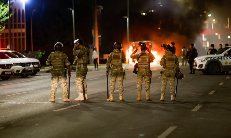 Manifestantes invadem sede da PF e queimam carros e ônibus no DF