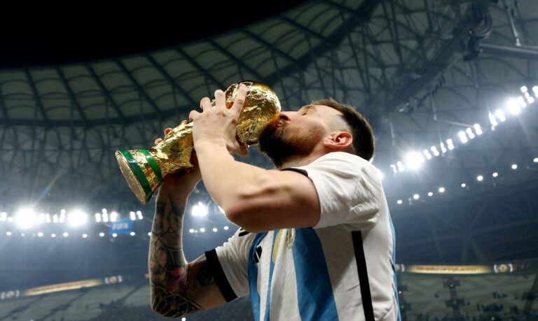 Argentina conquista o tricampeonato mundial e consagra Lionel Messi