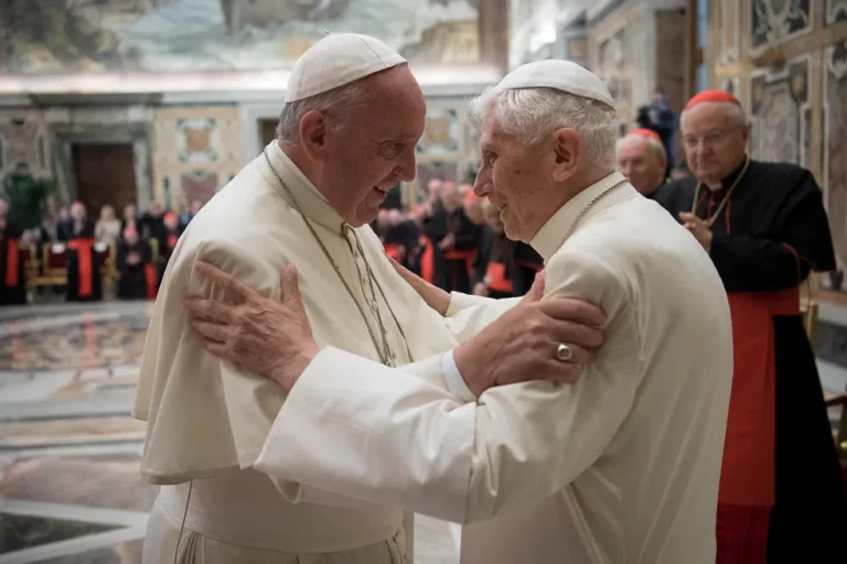 Papa Francisco pede aos fiéis que rezem por Bento XVI, que “está muito doente”