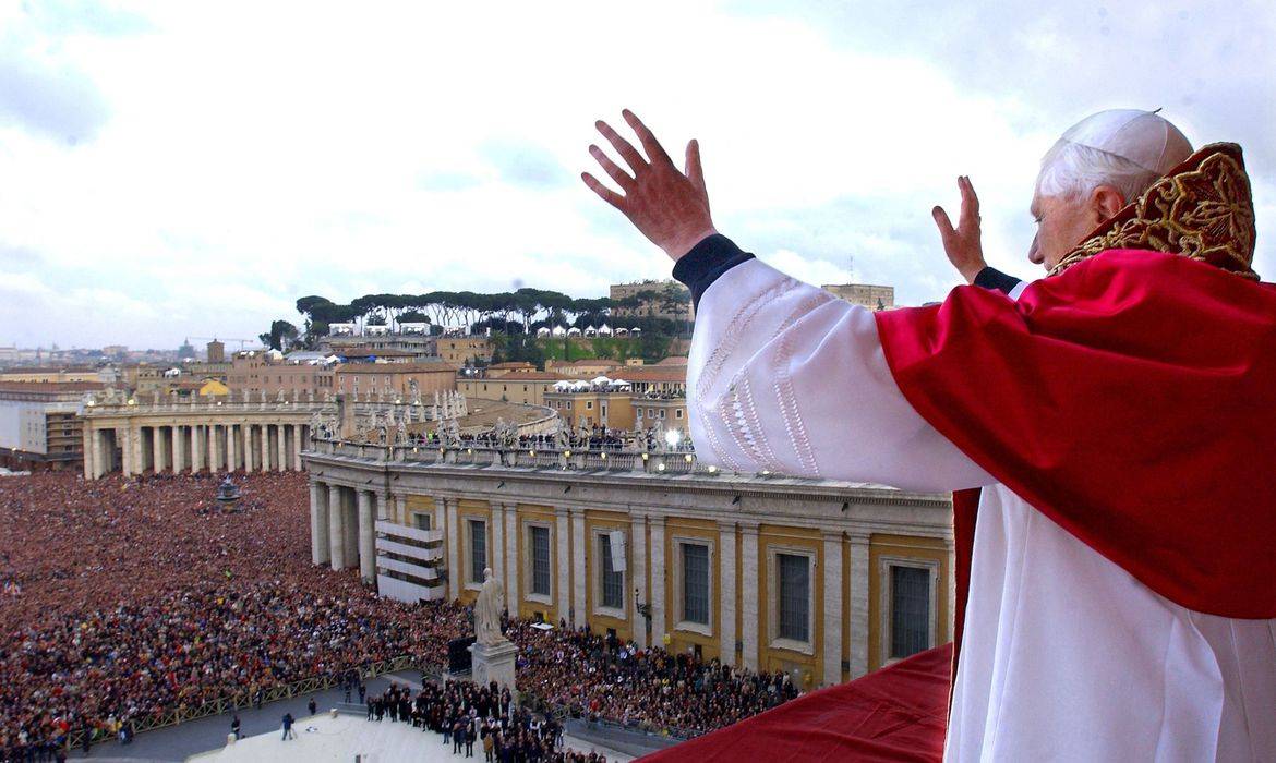 Autoridades políticas e católicas lamentam morte de Bento XVI