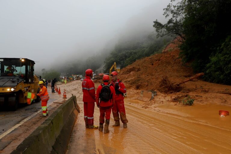 Bombeiros encerram buscas por vítimas de deslizamento no Paraná