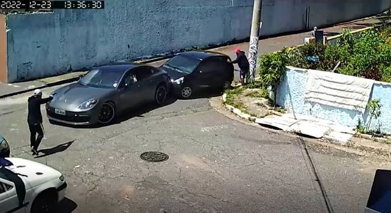 Motorista em carro Porsche blindado foge de tentativa de assalto na zona oeste de SP