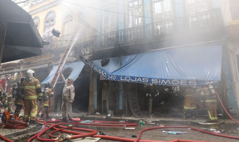 Incêndio consome loja no centro do Rio 