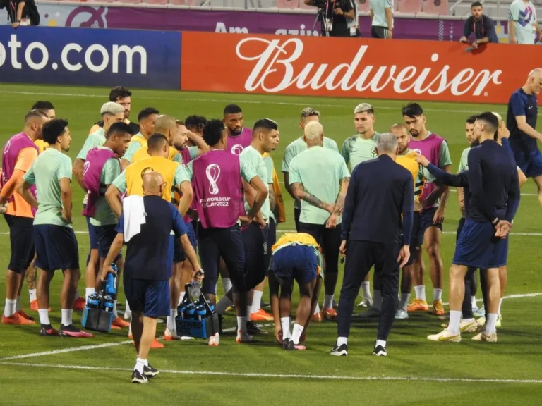 Com dúvida na lateral esquerda, Tite fecha treino da Seleção após 20 minutos e não mostra escalação