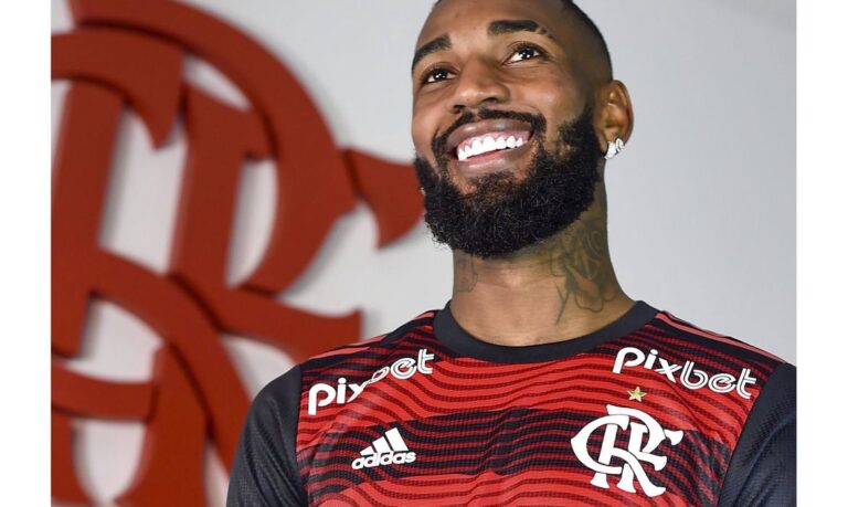 Meio-campista Gerson retorna ao Flamengo com contrato até 2027