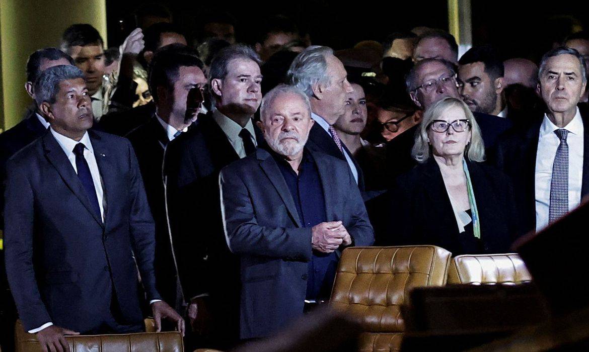 Lula e governadores atravessam a Praça dos Três Poderes e vão ao STF