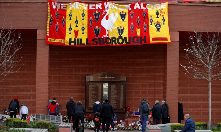 Polícia pede desculpas por falhas em tragédia de Hillsborough