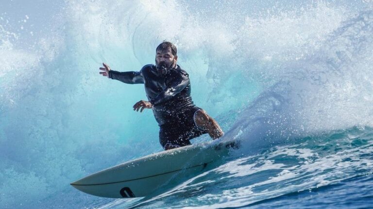 Márcio Freire, surfista de onda gigante, morre após acidente grave em Nazaré