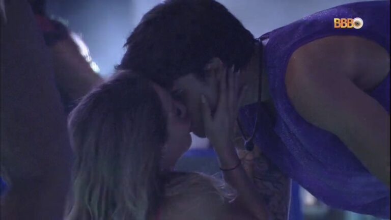 VÍDEO: Gabriel e Bruna Griphao se beijam na festa do BBB 23