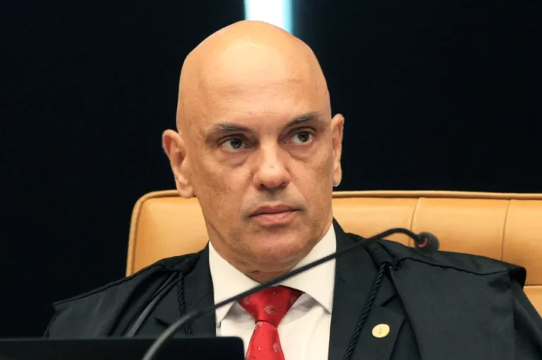 Moraes proíbe bloqueio de vias e rodovias em todo o país para evitar atos golpistas