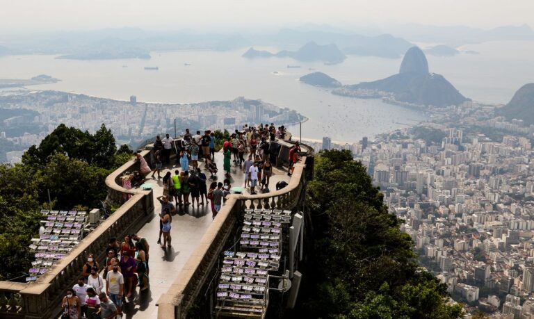 Cristo Redentor cria canal para denunciar crimes na Baía de Guanabara