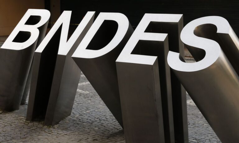 Conselho aprova nomes de Mercadante para presidente do BNDES