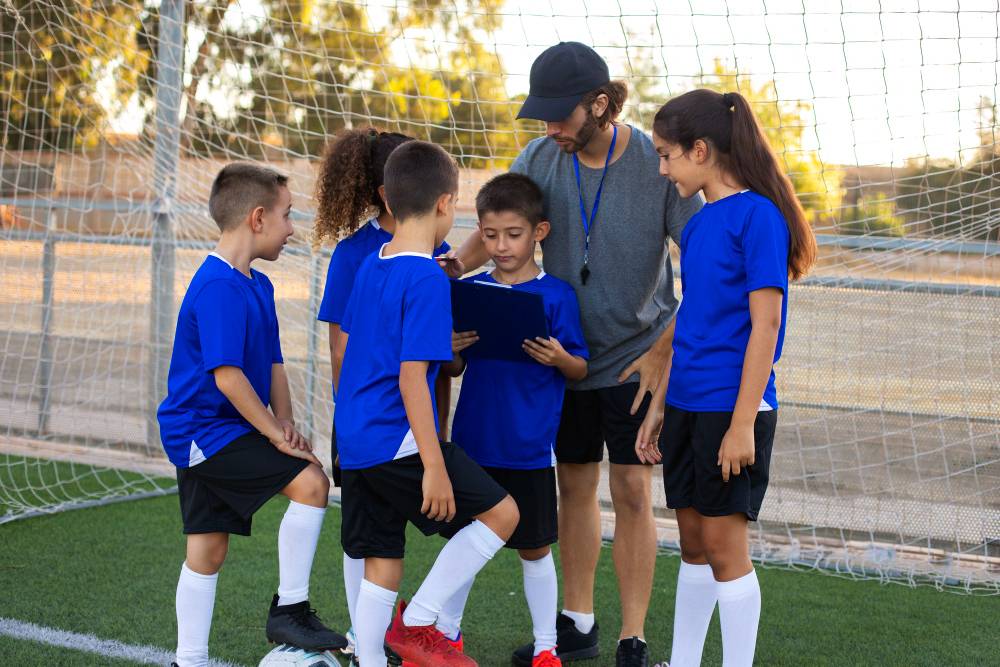 Esportes na infância: entenda os benefícios da escolinha de futebol