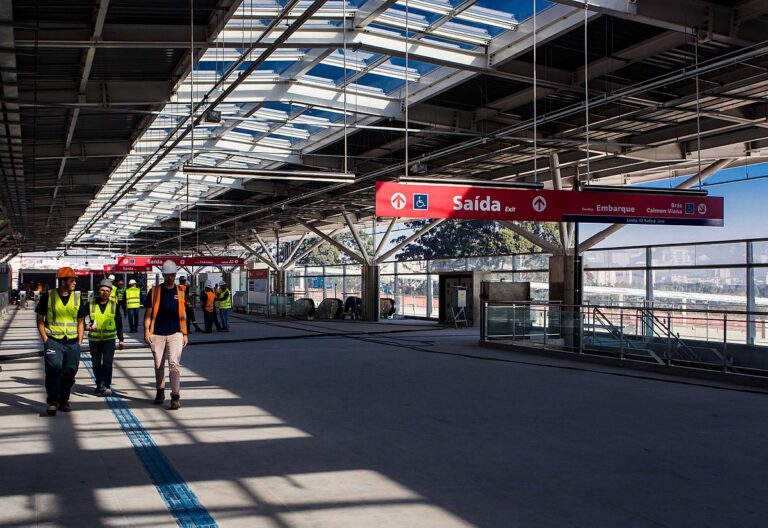 Briga de casal termina com mulher esfaqueada e outro passageiro ferido na Linha 12-Safira da CPTM em SP