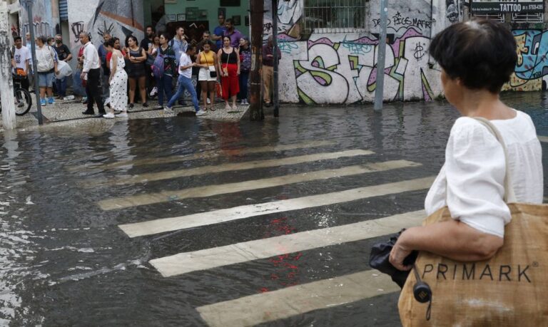 Rio de Janeiro deve ter segundo dia de pancadas de chuva