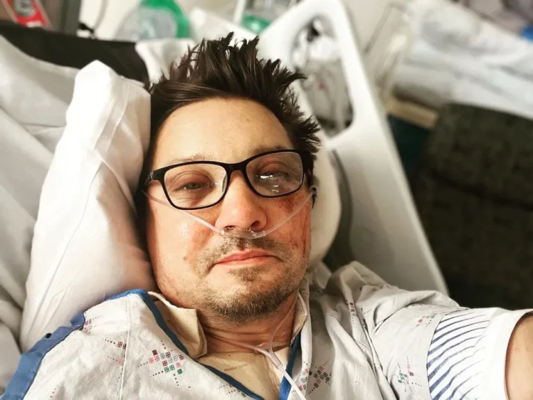 Jeremy Renner, o Gavião Arqueiro, posta foto no hospital após acidente