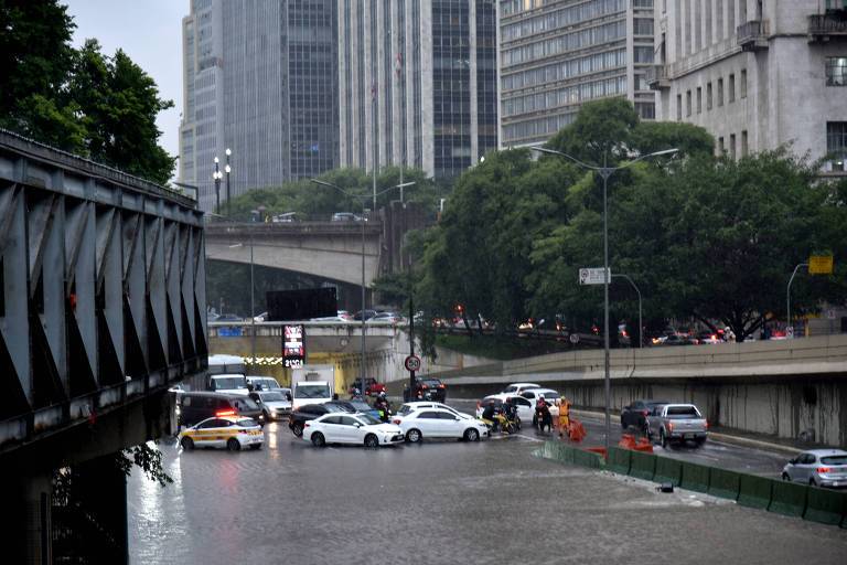 Temporal alaga São Paulo, deixa carros submersos e paralisa linhas de trem e metrô