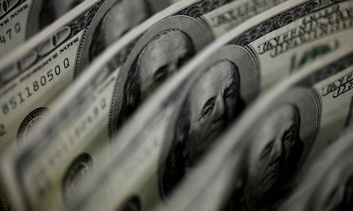 Dólar sobe para R$ 5,27 com tensões no Brasil e no exterior