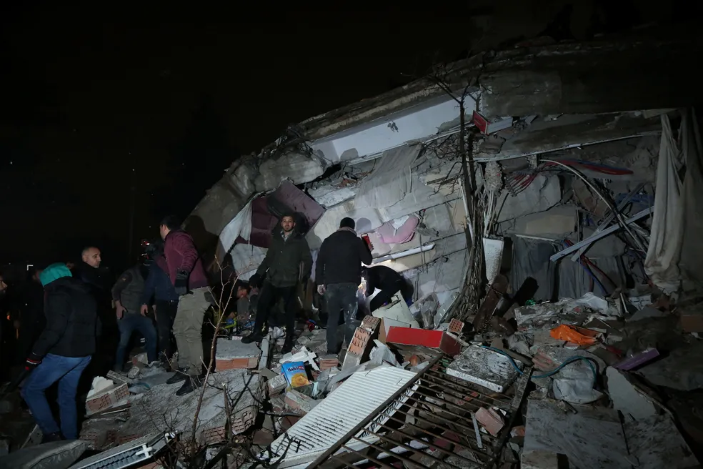 Terremoto de Magnitude 7,8 Atinge Região Central da Turquia e Síria; mortes vão a 3,6 mil
