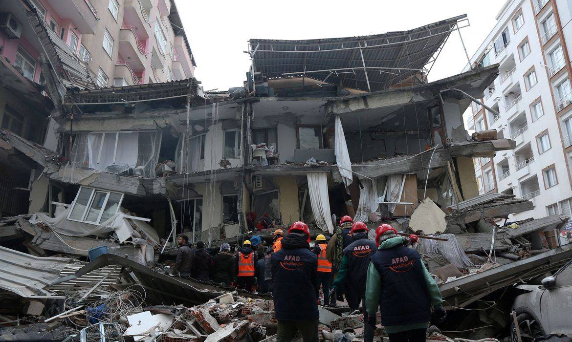 Crianças são resgatadas com vida, 100 horas após terremoto na Turquia