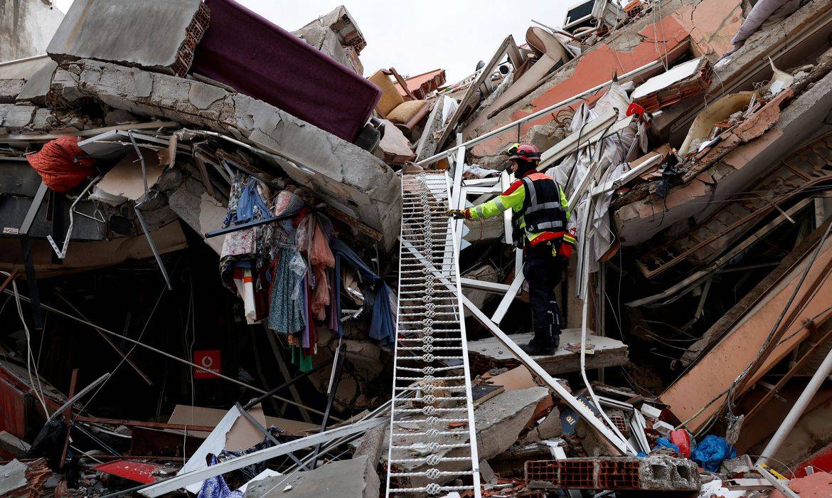 Número de mortos após terremoto na Turquia e na Síria passa de 7.900
