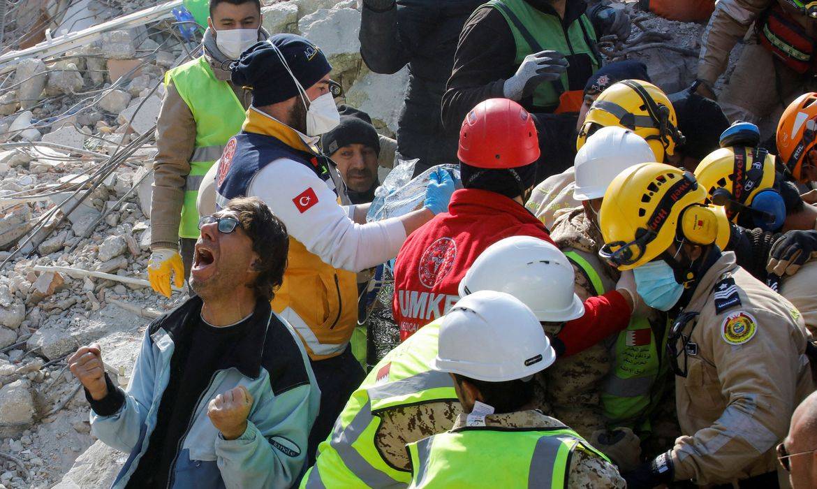 Mais três pessoas são encontradas com vida em escombros na Turquia
