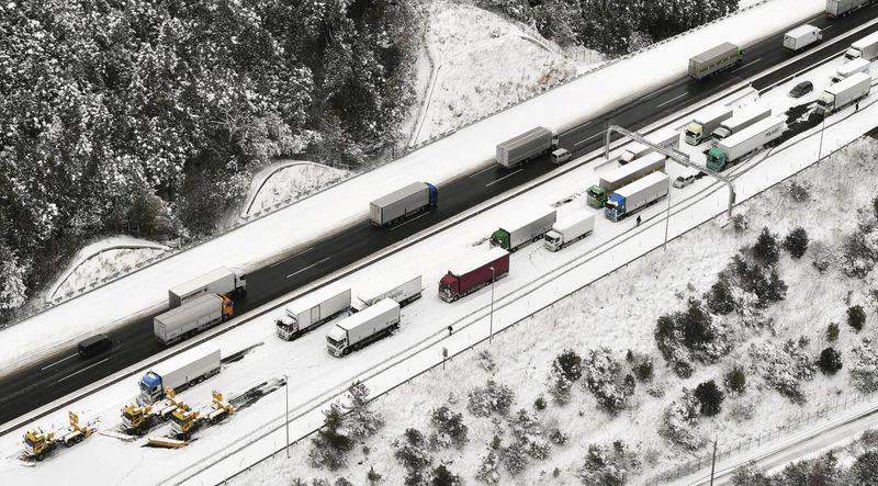 Forte nevasca no Japão afeta voos, trens e fecha estradas