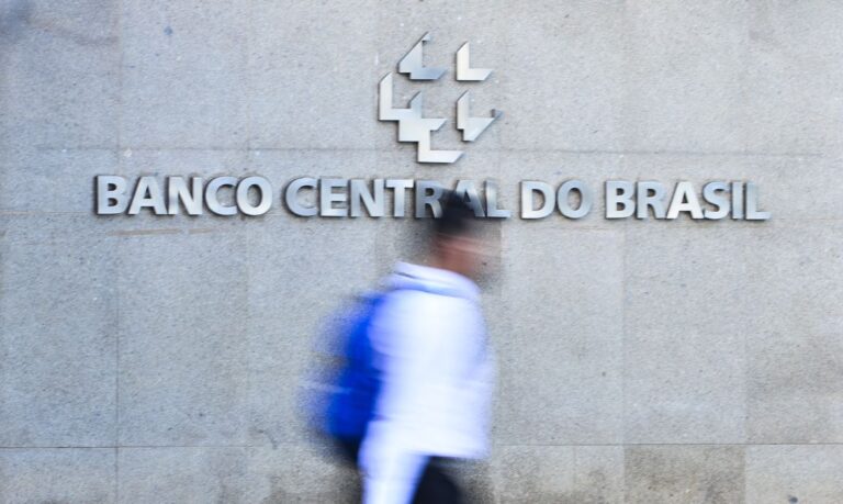 Mercado financeiro prevê crescimento da economia em 0,84%