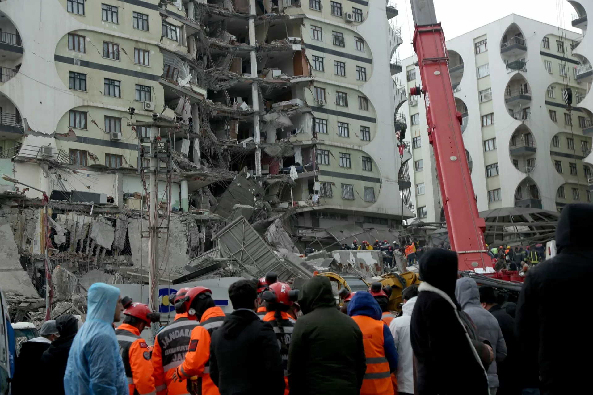 Terremoto de magnitude 7,8 na Turquia e Síria deixa mais de 2,4 mil mortos
