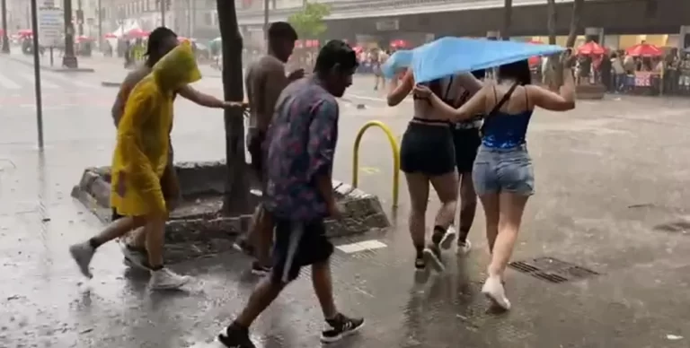 Foliões retomam blocos de carnaval em SP após chuva de granizo e dispersão