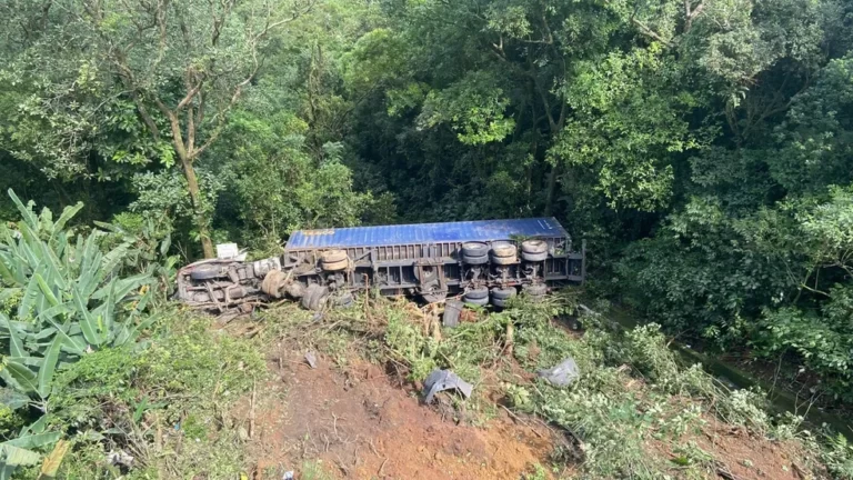 Carreta despenca da pista da Rodovia Anchieta após colisão entre veículos