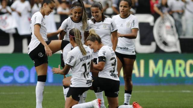 Corinthians Feminino Vence Flamengo em Goleada na Supercopa Feminina