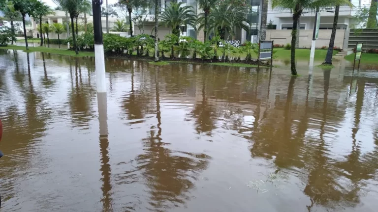 Temporal de mais de 16h castiga cidades litoral de SP; VÍDEO