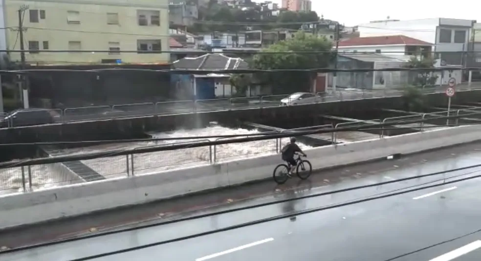 Trens da Linha 10-Turquesa são afetados por forte chuva e alagamento na Grande São Paulo