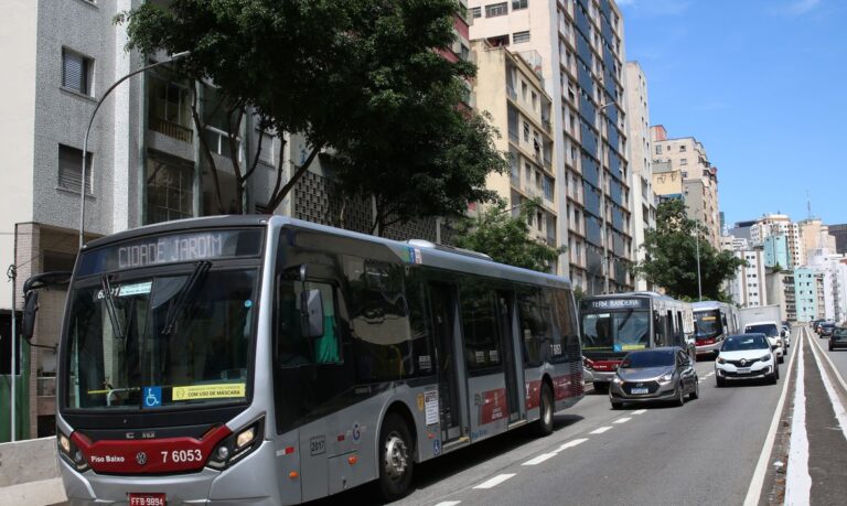 São Paulo: idosos usam Bilhete Único para acesso gratuito a ônibus