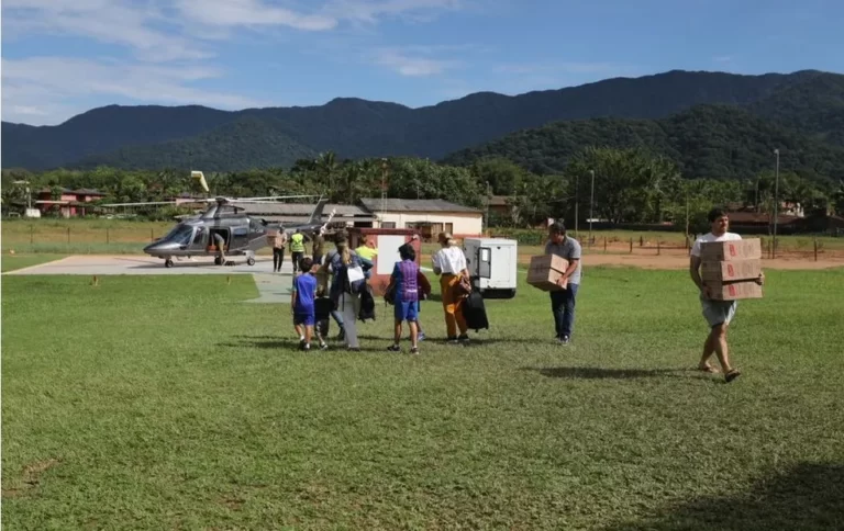 Turistas gastam até R$ 30 mil por voo para deixarem Litoral Norte de SP em helicópteros