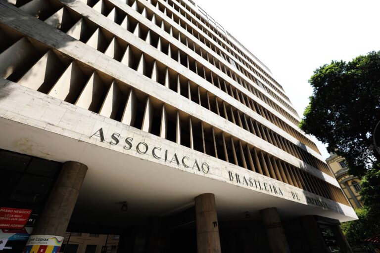 Evento na ABI debate papel do jornalismo na defesa da democracia