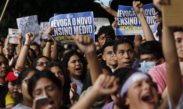 Estudantes fazem passeata pela revogação do novo ensino médio em São Paulo