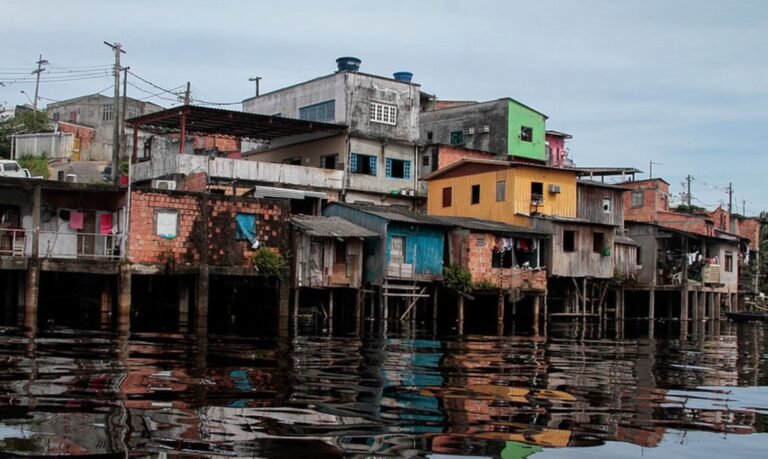 Manaus sofre com expansão urbana em assentamentos precários