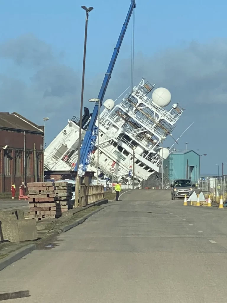 Navio tomba em porto da Escócia e deixa 25 feridos; veja vídeo