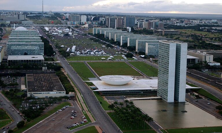 Governo federal reajusta em 9% os salários de servidores públicos