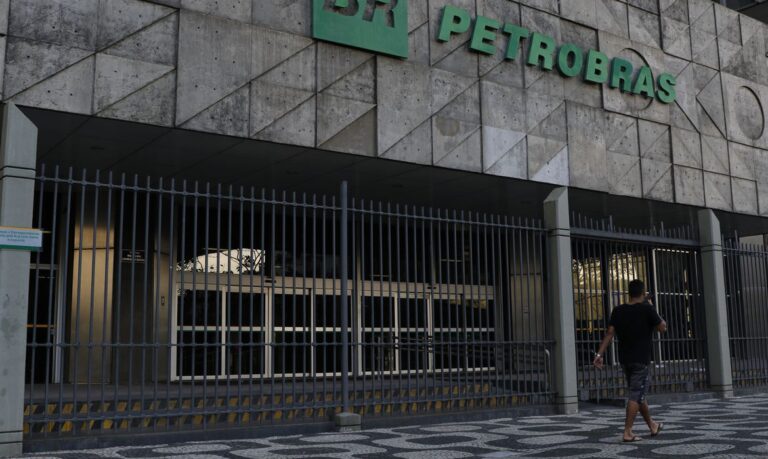 Governo pede suspensão da venda de ativos da Petrobras por 90 dias