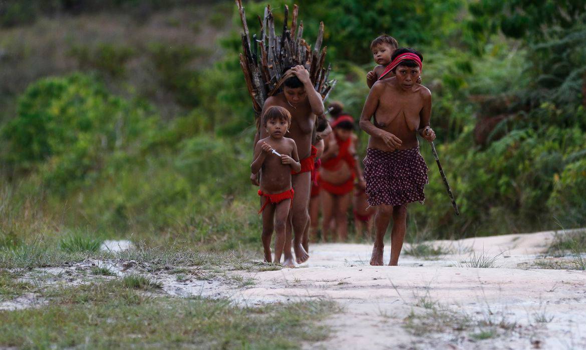 Três antenas de internet via satélite são instalada em área Yanomami