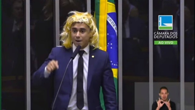 Deputado Nikolas Ferreira usa peruca na Câmara para atacar mulheres trans no Dia Internacional da Mulher