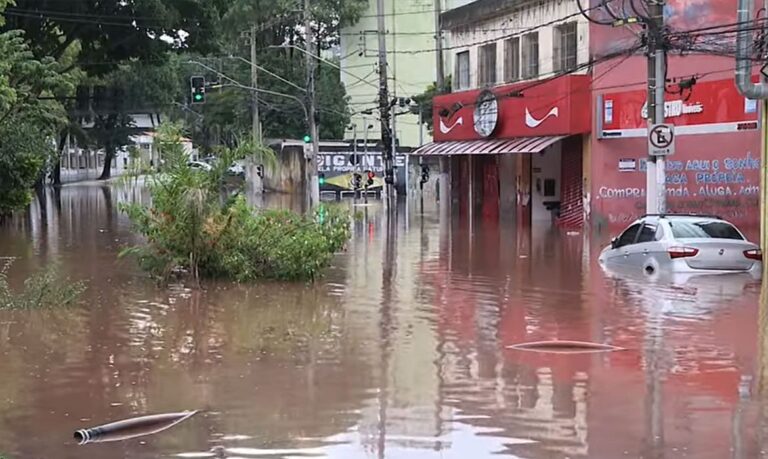 SP: prefeitura avalia derrubar muro que agrava problemas de enchente